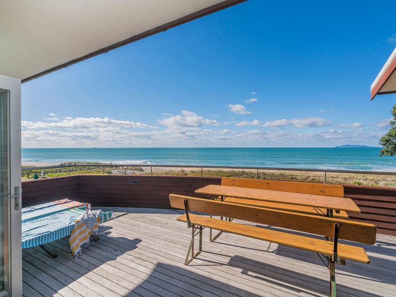 Beachfront Paradise | Whiritoa Beach Home - Whangamatā, New Zealand