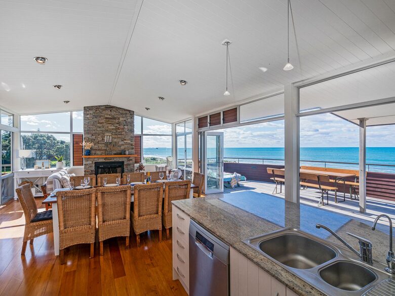 Beachfront Paradise | Whiritoa Beach Home - Whangamatā, New Zealand