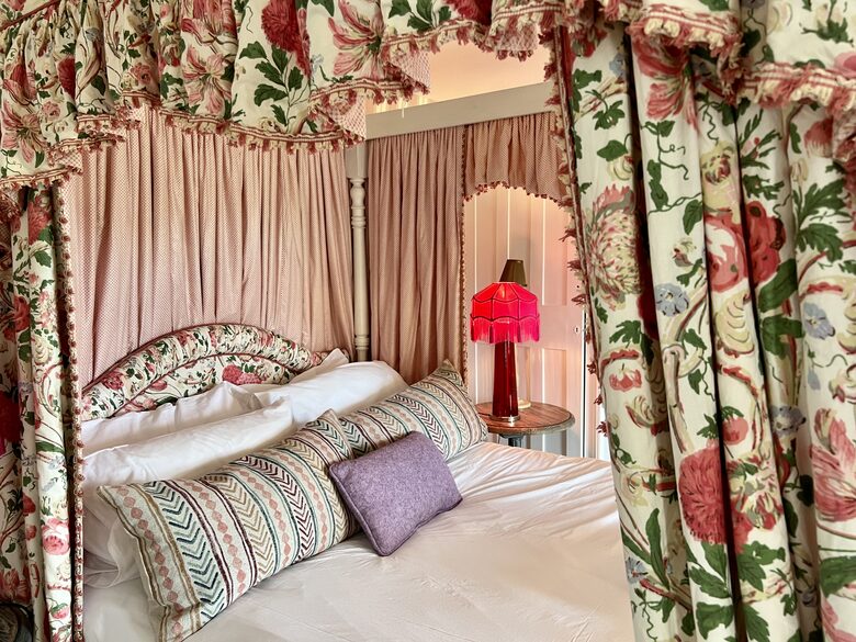 Bedroom 3 - with bow window with river and meadow views