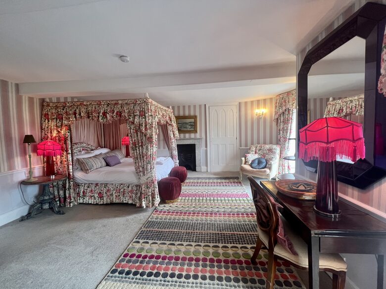 Bedroom 3 - with bow window with river and meadow views