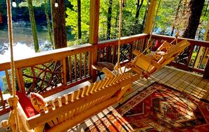 Luxury Treehouse at Water’s Edge - Sapphire, North Carolina