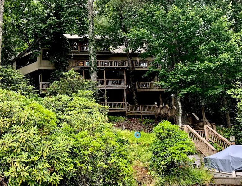 Luxury Treehouse at Water’s Edge - Sapphire, North Carolina
