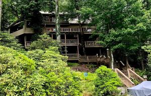 Luxury Treehouse at Water’s Edge - Sapphire, North Carolina