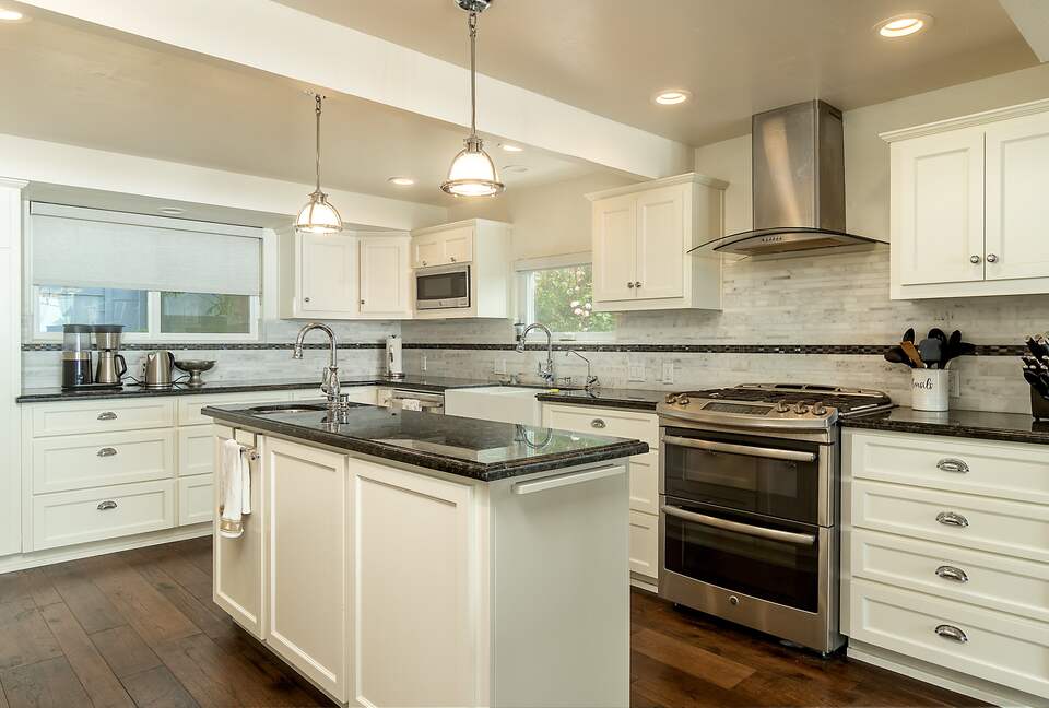 Kitchen with two sinks~