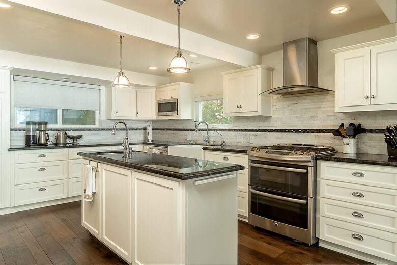 Kitchen with two sinks~