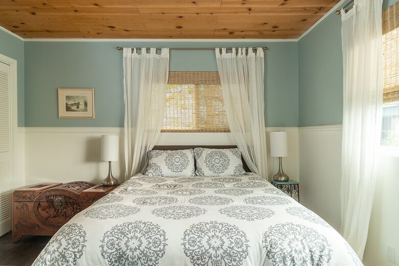 Bedroom on second floor (queen bed)