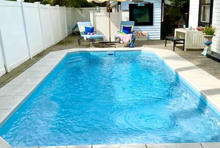 Heated pool, hot tub, sauna few minutes walk to beach, 6Max