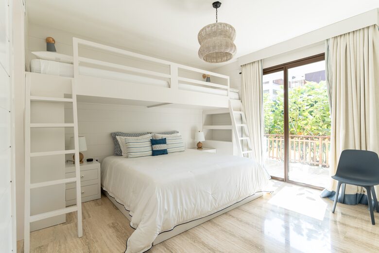 Secondary Room. King bed and 2 twin on top