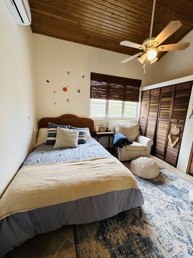 Second bedroom with queen size bed