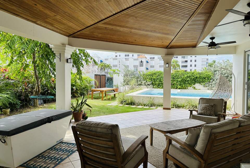 Large outside patio & pool + jacuzzi