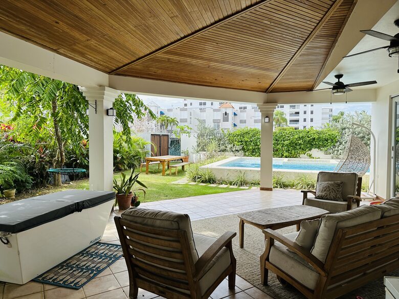 Large outside patio & pool + jacuzzi