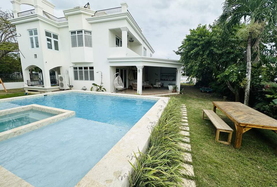 Back yard + pool & jacuzzi