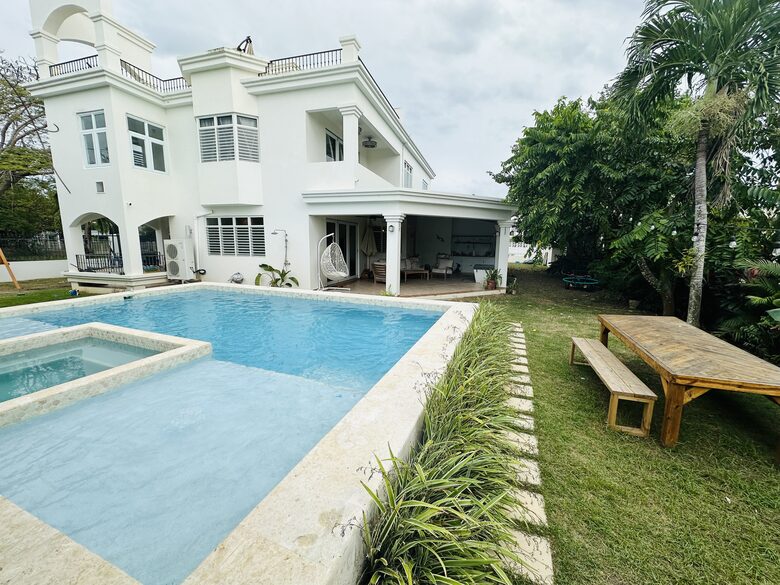 Back yard + pool & jacuzzi