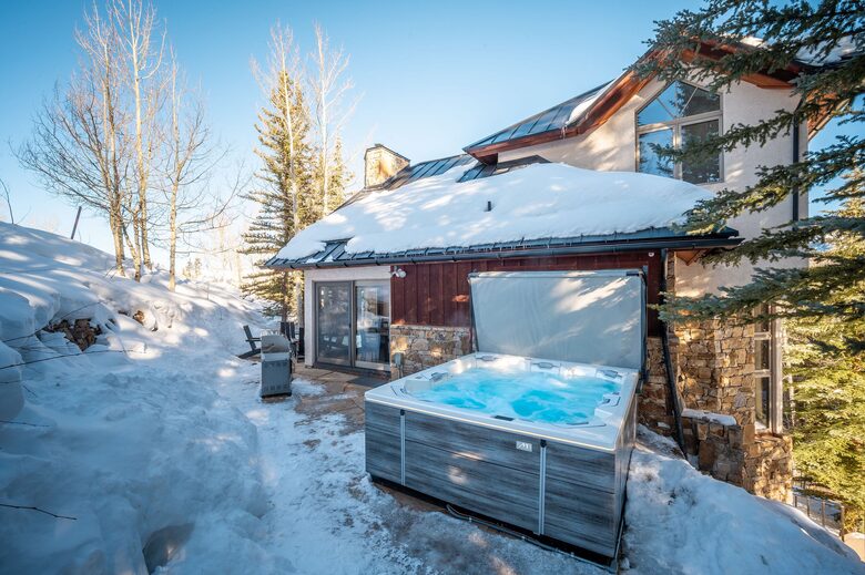 10 person hot tub w/ built in speakers