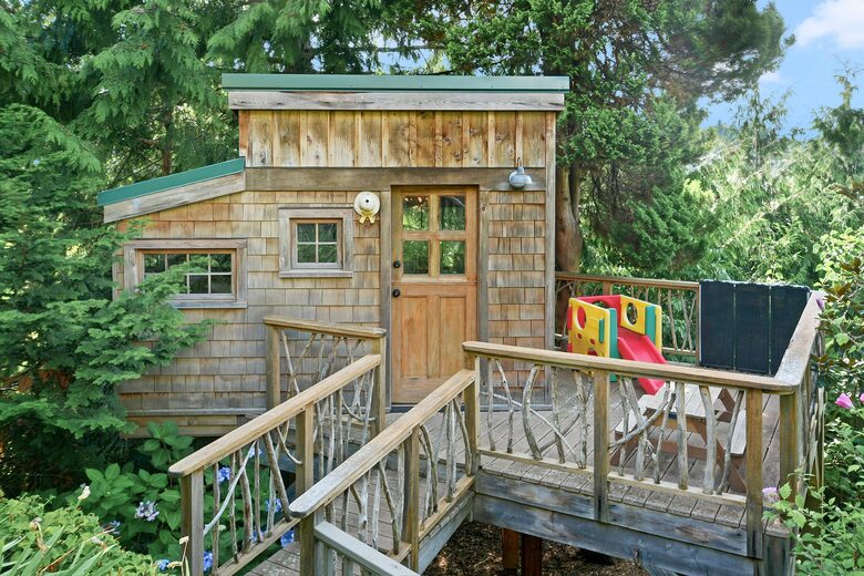 Kids tree house / playhouse in backyard