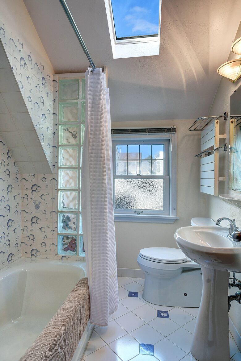 Upstairs full bathroom