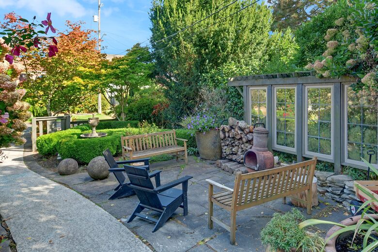 Front patio with fire pit