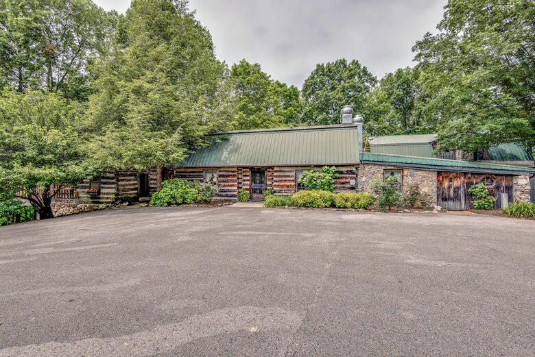Cabin by the Creek at Hachland Hill - Joelton, Tennessee