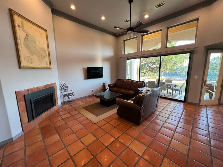 Casa T on Lake Travis in Devil's Cove - Jonestown, Texas