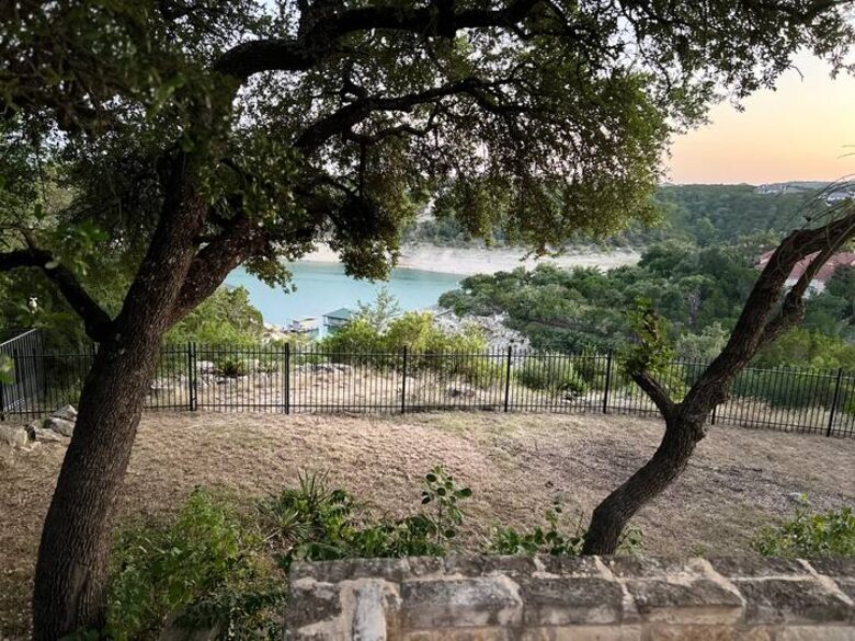 Casa T on Lake Travis in Devil's Cove - Jonestown, Texas