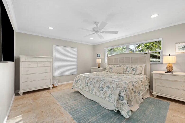Siesta Key Canal-front Retreat - Sarasota, Florida