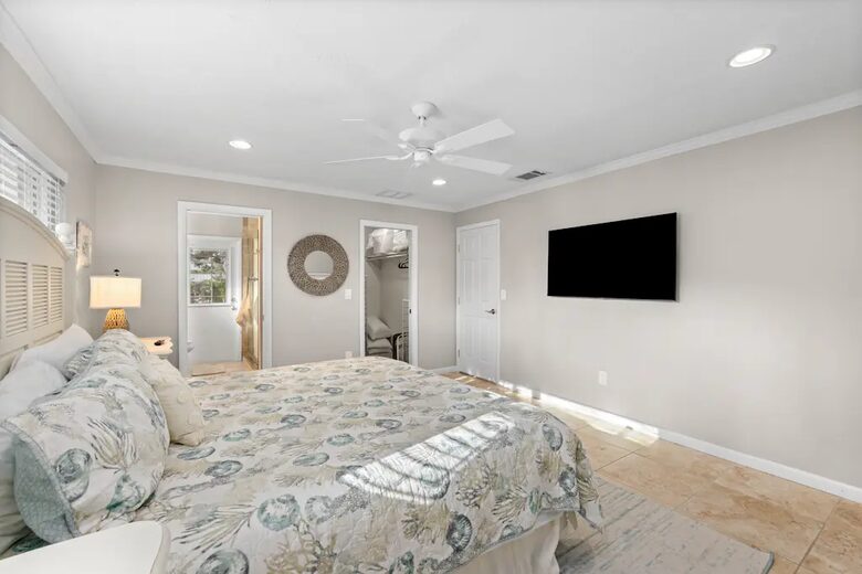 Siesta Key Canal-front Retreat - Sarasota, Florida