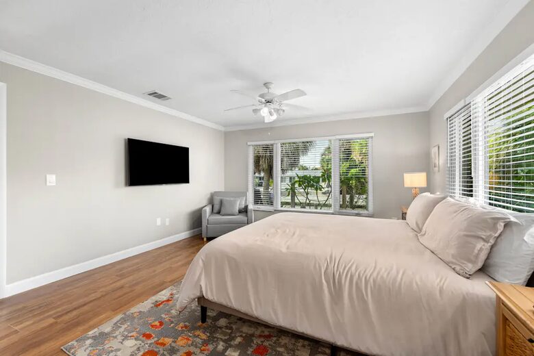 Siesta Key Canal-front Retreat - Sarasota, Florida