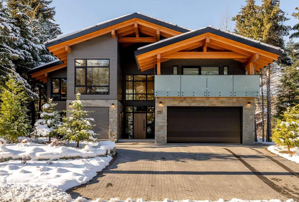 Tranquil Waters Luxe Chalet - Whistler, Canada