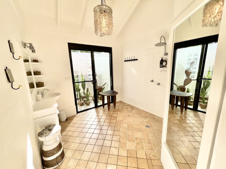 Full bathroom with courtyard