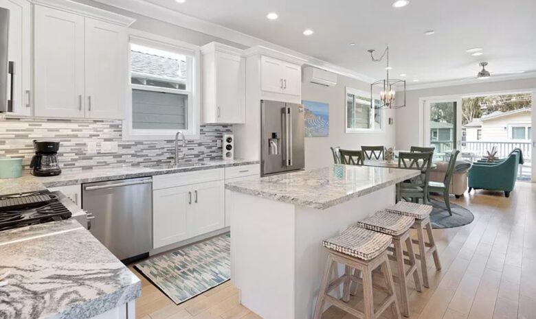Charming Catalina Island Getaway with Rooftop Deck with Hot Tub - Avalon, California