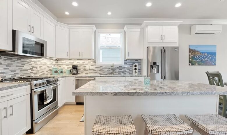 Charming Catalina Island Getaway with Rooftop Deck with Hot Tub - Avalon, California