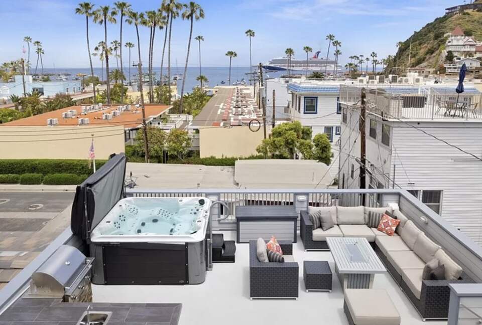 Charming Catalina Island Getaway with Rooftop Deck with Hot Tub - Avalon, California