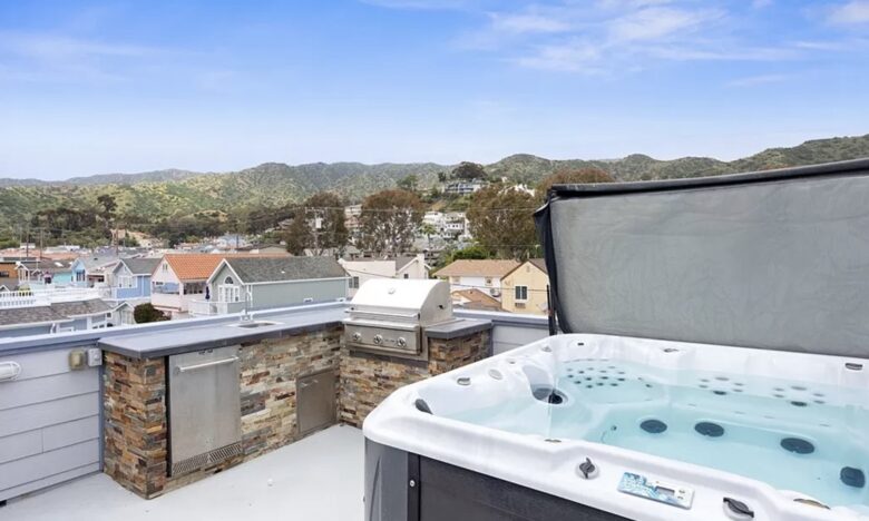 Charming Catalina Island Getaway with Rooftop Deck with Hot Tub - Avalon, California