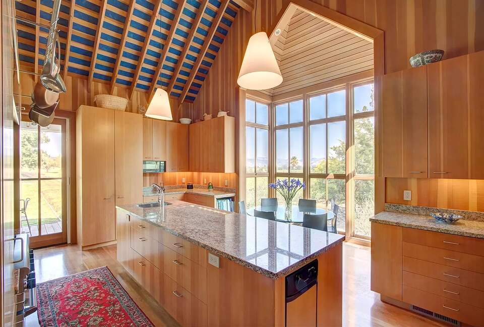 Blissful Bordeaux Bungalow - Saint Helena, California
