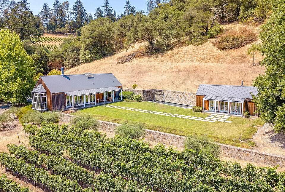 Blissful Bordeaux Bungalow - Saint Helena, California
