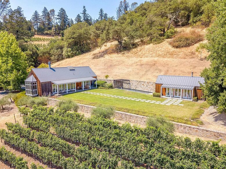 Blissful Bordeaux Bungalow - Saint Helena, California