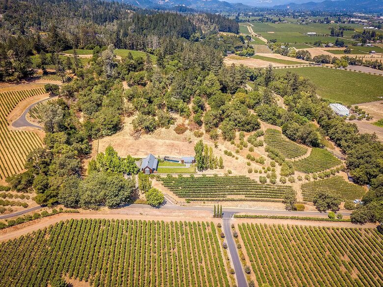 Blissful Bordeaux Bungalow - Saint Helena, California