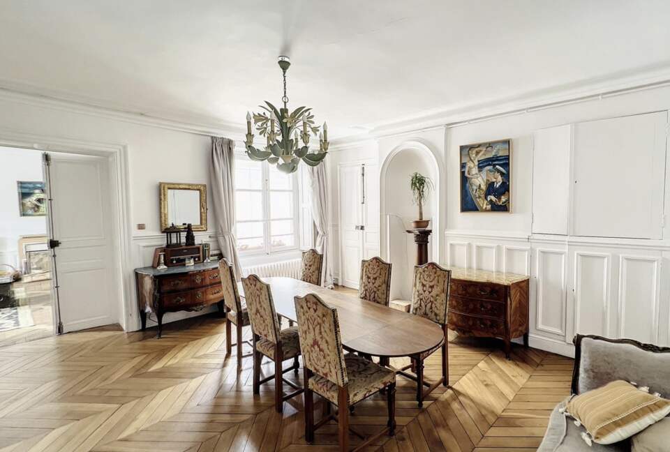 Aristocratic Abode in Versailles - Versailles, France
