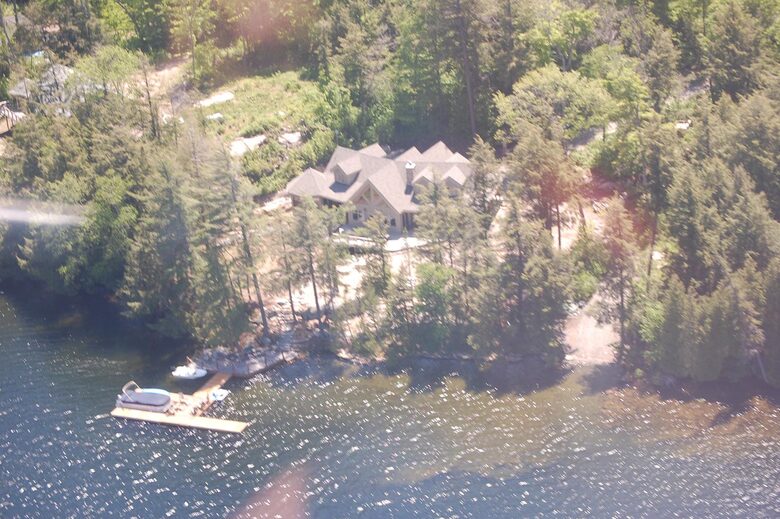 Lots of privacy with fresh clean lake water
