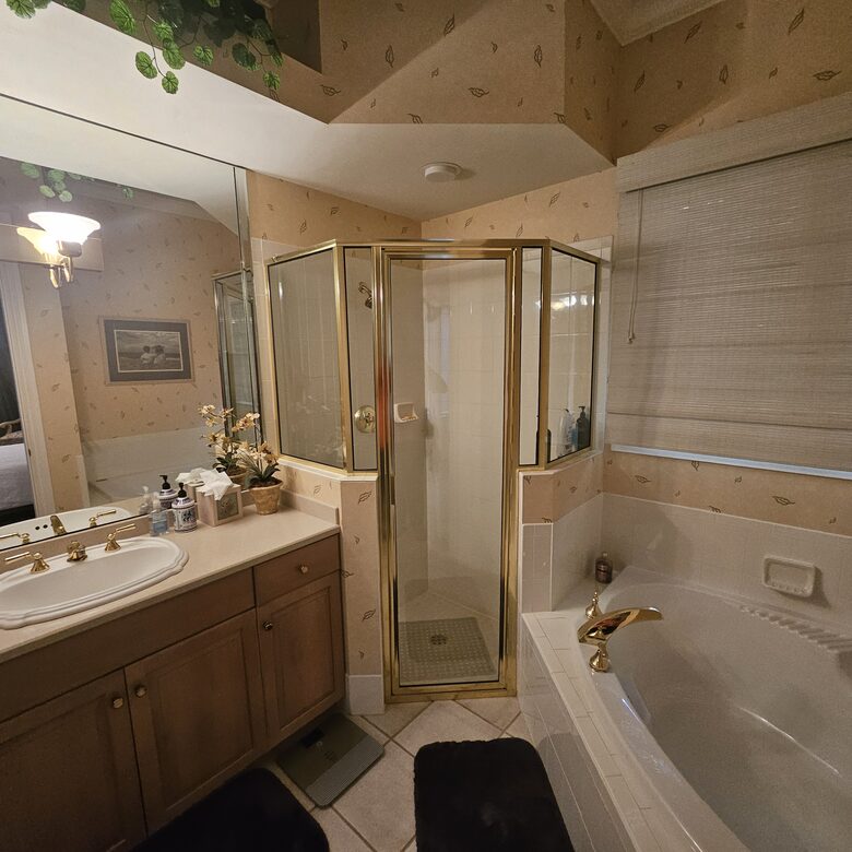 Guest room bath