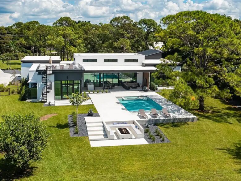 Luxe Estate in the Heart of Naples - Naples, Florida