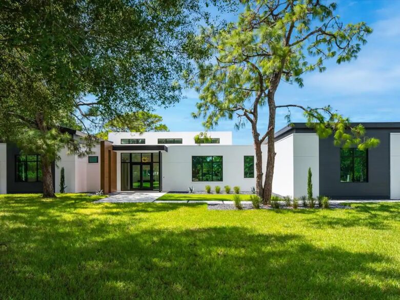 Luxe Estate in the Heart of Naples - Naples, Florida