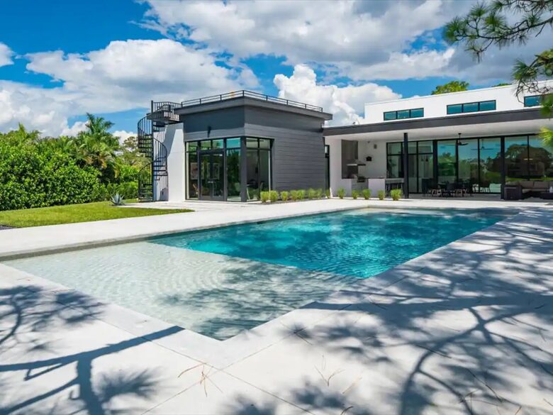 Luxe Estate in the Heart of Naples - Naples, Florida