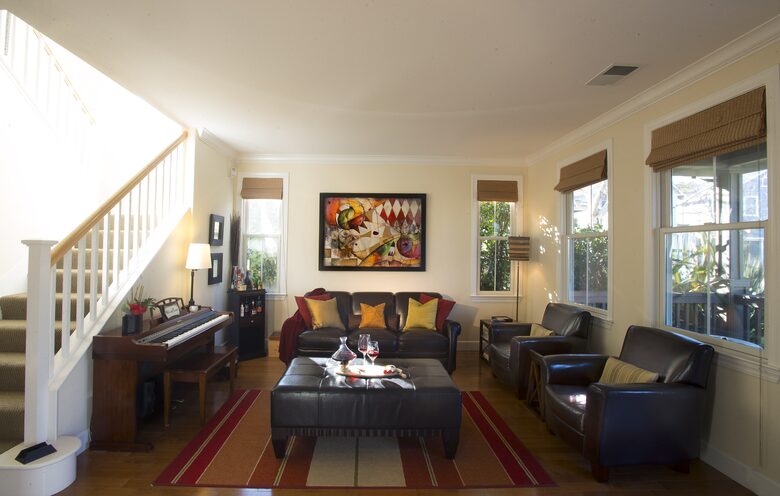 Living Room complete with Piano & Mini-Bar