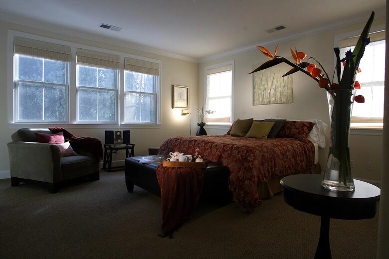 Master Bedroom w/large Walk-in Closet, King bed & work desk