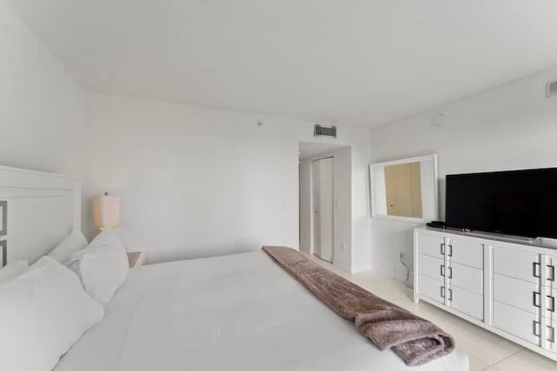 Hallandale Beach Hideaway - Hallandale Beach, Florida