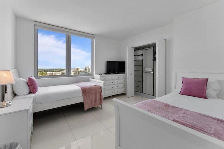 Hallandale Beach Hideaway - Hallandale Beach, Florida