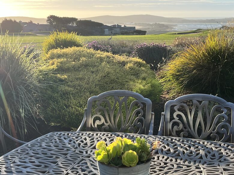 Outdoor dining for 6 at patio.