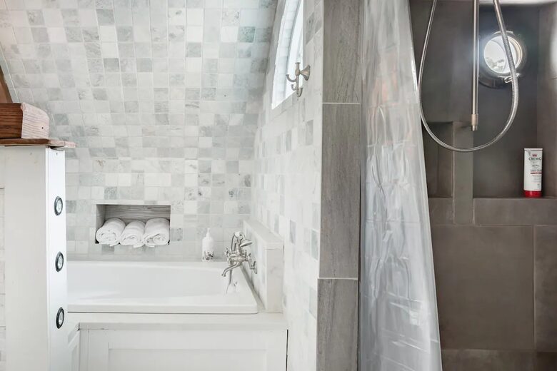 Polished Guest Suite with a Balcony in Charleston - Charleston, South Carolina