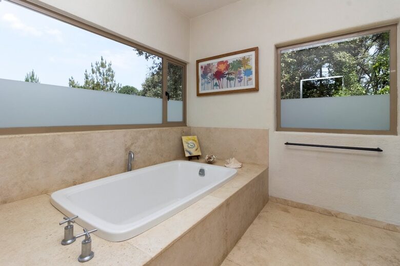 tub in master bathroom